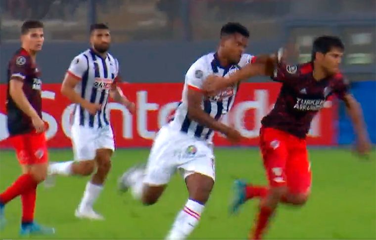 Aldair Rodríguez y Robert Rojas, segundos antes de la artera patada que provocó la fractura de la tibia y peroné del defensor de River.