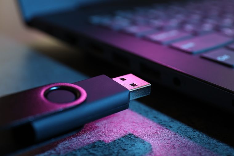 SSD externos ganan por transferencias rápidas y terabytes; HDD resiste como opción barata para backups. SSD externos ganan por transferencias rápidas y terabytes; HDD resiste como opción barata para backups.