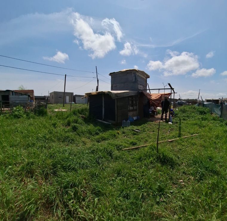 La vivienda donde fue hallada ahorcada una joven de 19 años en Los Hornos, La Plata Foto: X @Hechosanderecho