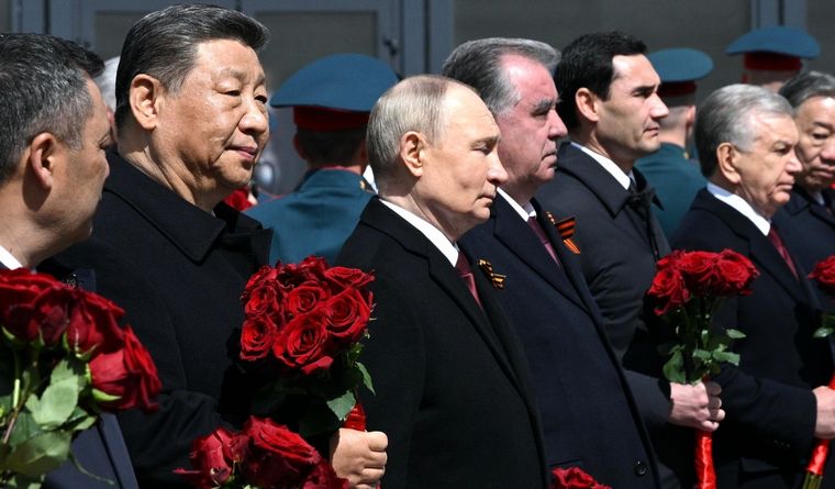Putin, junto a Xi y otros líderes, en el festejo en Moscú. Foto: Dpa.