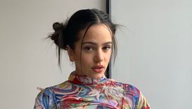 Rosalía prueba que el estilo de niña colegiala vuelve pero renovado. Foto: Slang