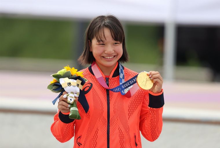 Momiji Nishiya de Japón posa con la medalla de oro durante la ceremonia de premiación del street femenino de skateboarding. Foto: EFE