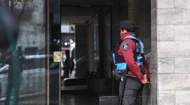 Agentes de la Policía de la Ciudad de Buenos Aires buscan a los prófugos en Caballito. Foto: TELAM