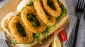 Esta receta de bocadillo de calamares es uno de los platos más consumidos en zonas turísticas de España. Esta receta de bocadillo de calamares es uno de los platos más consumidos en zonas turísticas de España.