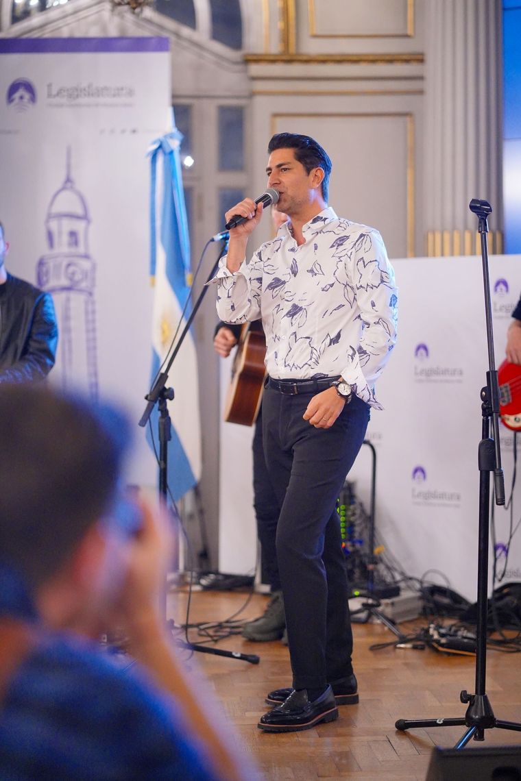El reconocido cantante Maxi Pardo fue reconocido como Personalidad destacada de la cultura. Foto: Gentileza Prensa Legislatura de la Ciudad de Buenos Aires