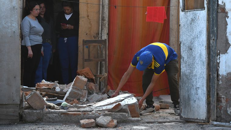 El padre de la niña levantando los escombros que aplastaron a su hija. El padre de la niña levantando los escombros que aplastaron a su hija.