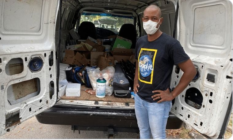 Henderson El doctor junto a su combi. La Policía lo detuvo y muchos dicen que en el incidente hubo racismo.