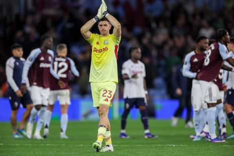 Dibu Martínez se lució con otra atajada inolvidable que le permitió a su equipo sostener el resultado y luego vencer agónicamente 4-3 a Sunderland. Dibu Martínez se lució con otra atajada inolvidable que le permitió a su equipo sostener el resultado y luego vencer agónicamente 4-3 a Sunderland.