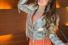 Thalía se mantiene vigente tras décadas de carrera.