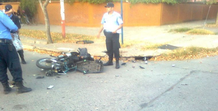 La policía rodea la moto en la que viajaba el joven.