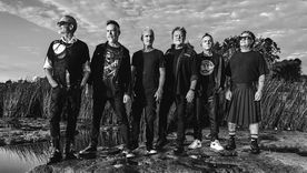 Los Pericos vuelven a fusionar el reggae y el rock en su nuevo álbum de estudio. Los Pericos vuelven a fusionar el reggae y el rock en su nuevo álbum de estudio.