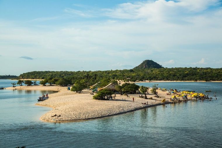 Los bancos de arena de Alter do Chão emergen con la bajante del río Tapajós y forman extensas playas de agua dulce.