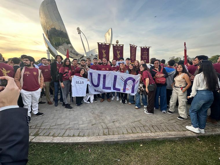 Militantes de ULLA junto a Agustín Romo y Las Fuerzas del Cielo en el cierre de campaña de Manuel Adorni en la Ciudad de Buenos Aires. Militantes de ULLA junto a Agustín Romo y Las Fuerzas del Cielo en el cierre de campaña de Manuel Adorni en la Ciudad de Buenos Aires.