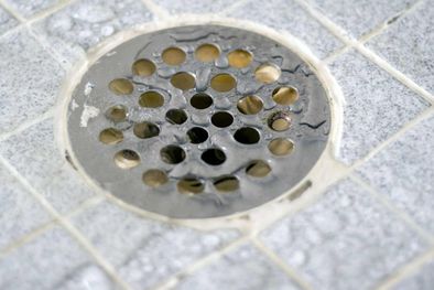 MDZol | LIMPIAR LA LIMPIEZA DEL DESAGÜE DEBE HACERSE SEGUIDO Foto: SHUTTERSTOCK