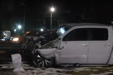 Así quedó la camioneta tras chocar y ser aplastada por un cartel en la Avenida General Paz Foto: NA