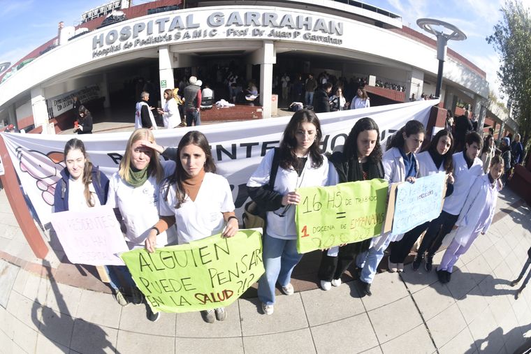 Personal de salud del Hospital Garrahan se manifiesta en reclamo por una suba salarial. Personal de salud del Hospital Garrahan se manifiesta en reclamo por una suba salarial.