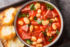 Una curiosidad de esta receta es que mejora su sabor al día siguiente, ya que los ingredientes se integran y potencian con el reposo.