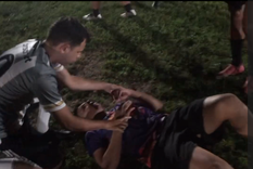 cuatro jovenes se electrocutaron en una cancha de futbol y los detalles son estremecedores
