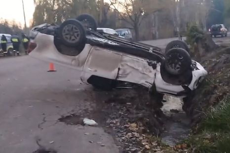 Una camioneta volcó y terminó sobre la acequia en Guaymallén Foto: Captura de video
