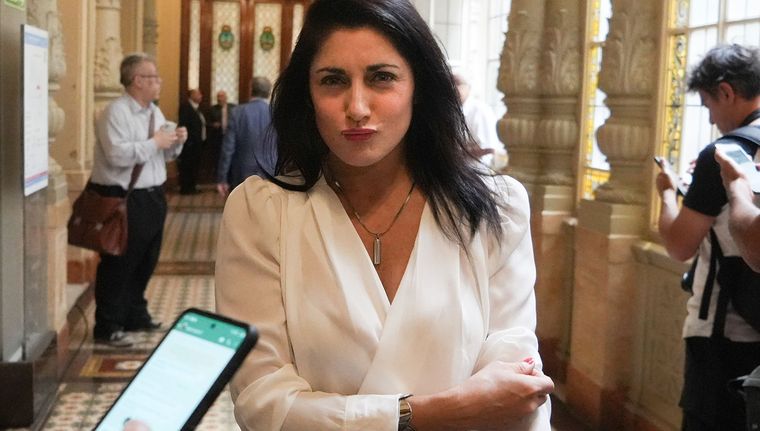 Juliana Santillán volvió a quedar expuesta con un nuevo furcio.