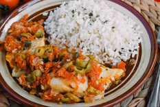 Con el paso del tiempo, la receta tradicional veracruzana ha mantenido casi intacta su esencia, conservando la combinación de sabores mediterráneos y mexicanos que la caracteriza desde la época colonial.