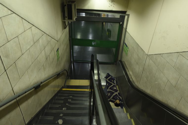 Un hombre duerme en las escaleras del subte durante el paro. Foto: Juan Mateo Aberastain/MDZ