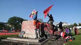 La estatua de la reina Victoria fue embadurnada de pintura roja antes de ser derribada. Foto: Reuters