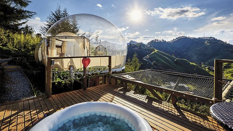 Bubble Sky Glamping en Colombia ofrece un domo cristalino bajo cielo abierto. Créditos: Carlos Velez