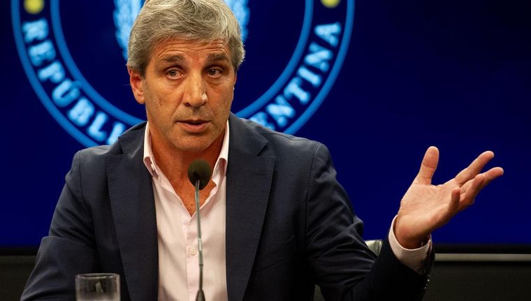 Luis Caputo amplía letra del Tesoro en dólares para pagar vencimientos. Foto: Télam