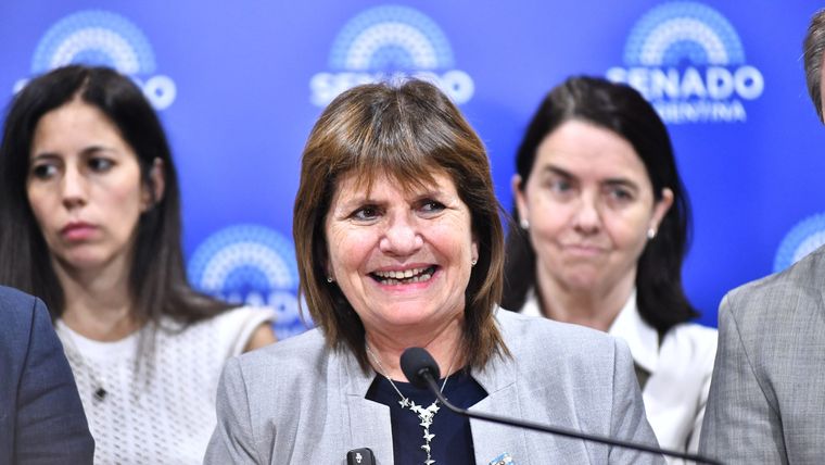 Reforma laboral: con sonrisas y pocos discursos, Bullrich empieza su festejo en el Senado