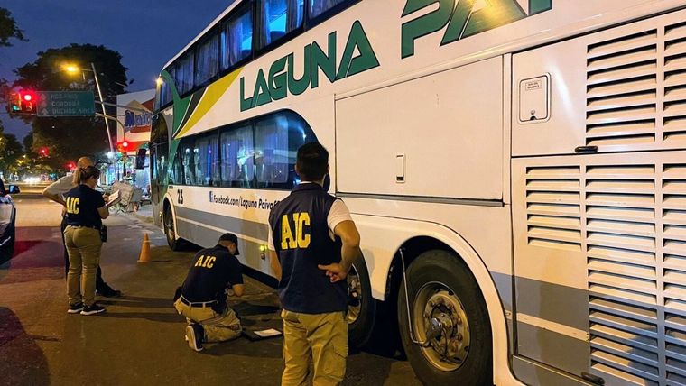 El micro atacado Foto: Gentileza Versión Rosario