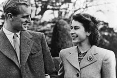 Durante más de 70 años, la reina Isabel II y el príncipe Felipe vivieron un romance que atravesó decenas de momentos históricos clave en Reino Unido y el mundo. (Fuente: CANTRAL PRESS / GETTY IMAGES)