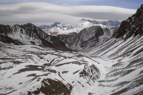 Dos turistas australianos activaron una alerta de geolocalización en el Portillo de Piuquenes y equipos de alta montaña trabajan para encontrarlos.