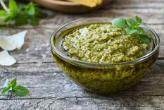Admira este delicioso pesto de albahaca ¡una exquisitez!