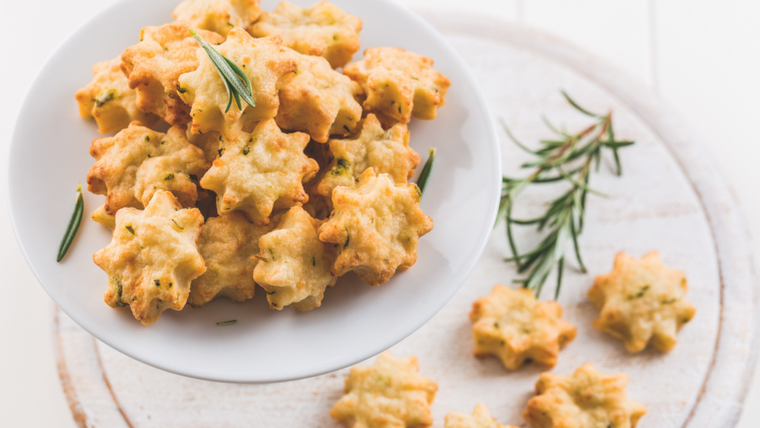 La receta de galletas de queso más antigua registrada aparece en un libro inglés de 1850. La receta de galletas de queso más antigua registrada aparece en un libro inglés de 1850.