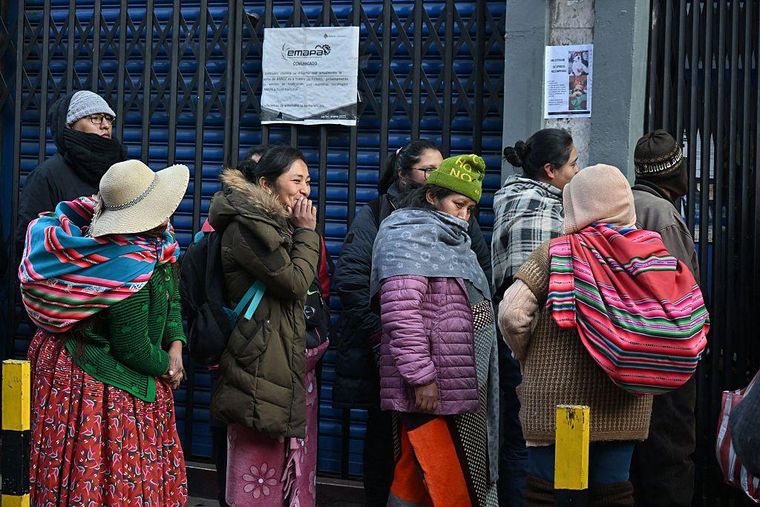 La gente hace fila en Bolivia para conseguir alimentos y combustible.