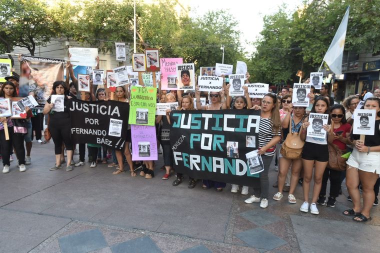 La marcha por justicia en el caso de Fernando también se realizó en Mendoza en la Plaza Independencia. Foto: ALF PONCE/MDZ