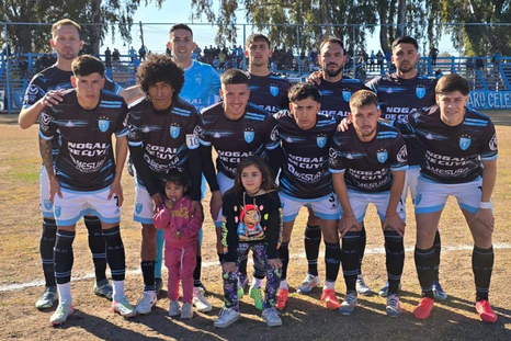 El Celeste juega en su casa. El Celeste juega en su casa.