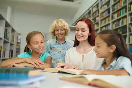 Las experiencias familiares y escolares influyen en el desarrollo cognitivo y lingüístico de los niños. Las experiencias familiares y escolares influyen en el desarrollo cognitivo y lingüístico de los niños.