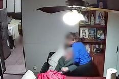 La cuidadora fue denunciada por maltratar a una anciana Foto: X @Hechosanderecho