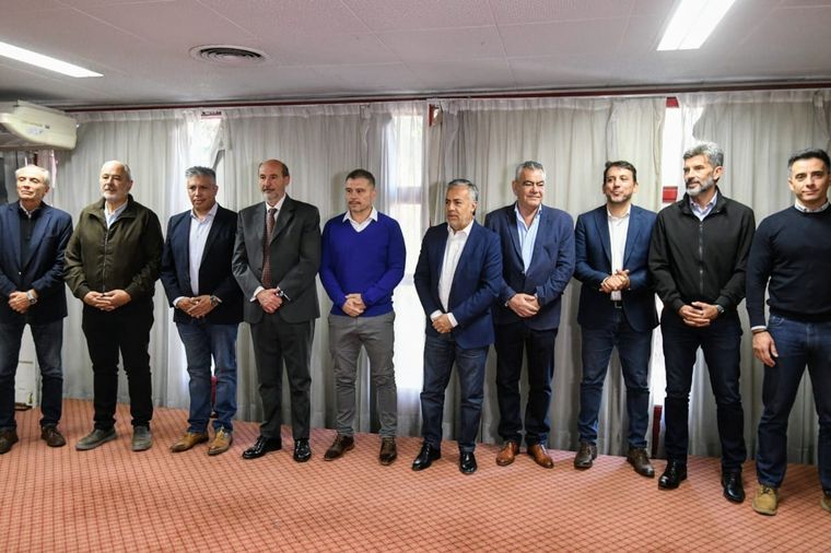 El gobernador frente a algunos intendentes y funcionarios. Foto: ALF PONCE MERCADO / MDZ