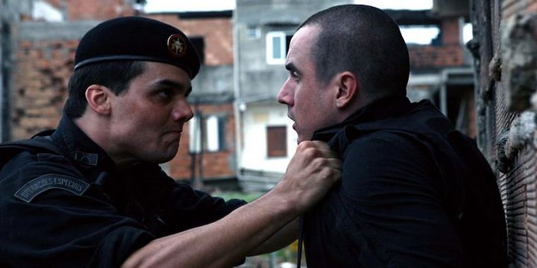 A la izquierda, Wagner Moura en el papel del capitán Nascimento en Tropa de Elite.