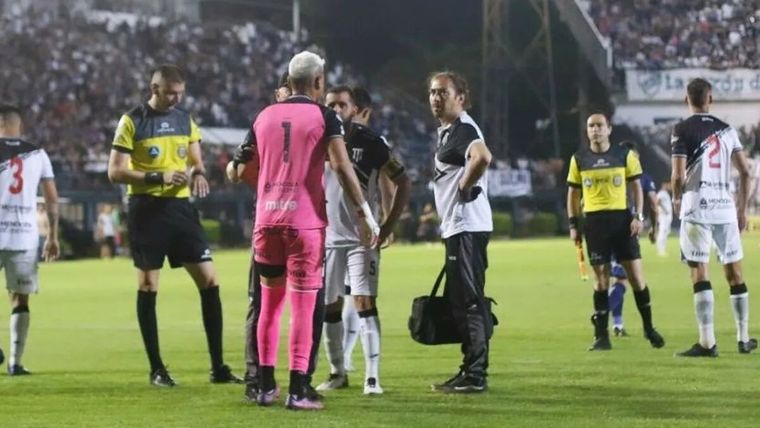 Los incidentes ocurrieron apenas comenzó el segundo tiempo y así sacaron al arquero de la cancha