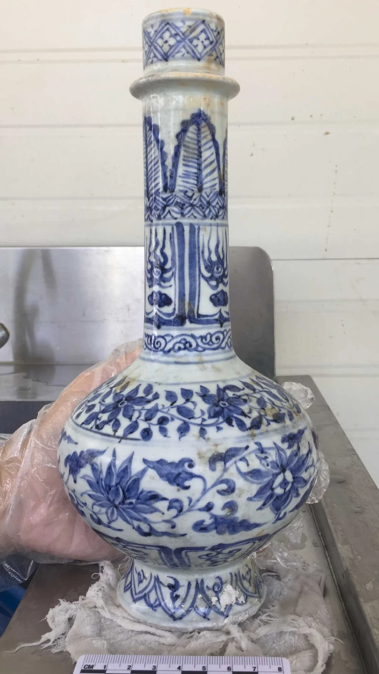 Una de las piezas recuperadas del naufragio durante el descubrimiento: porcelana azul y blanca de la dinastía Yuan, con motivos florales y geométricos característicos del siglo XIV. Una de las piezas recuperadas del naufragio durante el descubrimiento: porcelana azul y blanca de la dinastía Yuan, con motivos florales y geométricos característicos del siglo XIV.