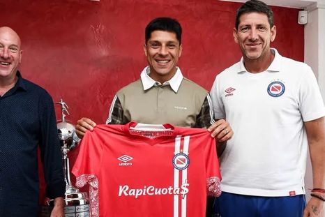 Enzo Pérez firmó su contrato y fue presentado oficialmente como nuevo refuerzo de Argentinos Juniors. Enzo Pérez firmó su contrato y fue presentado oficialmente como nuevo refuerzo de Argentinos Juniors.