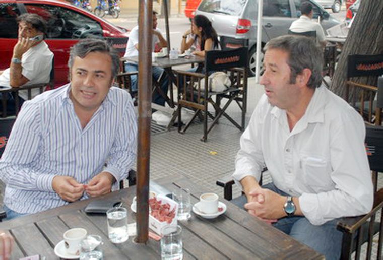 Cobos y Cornejo, cafeteando en el centro. Foto: Gerardo Gómez/MDZ
