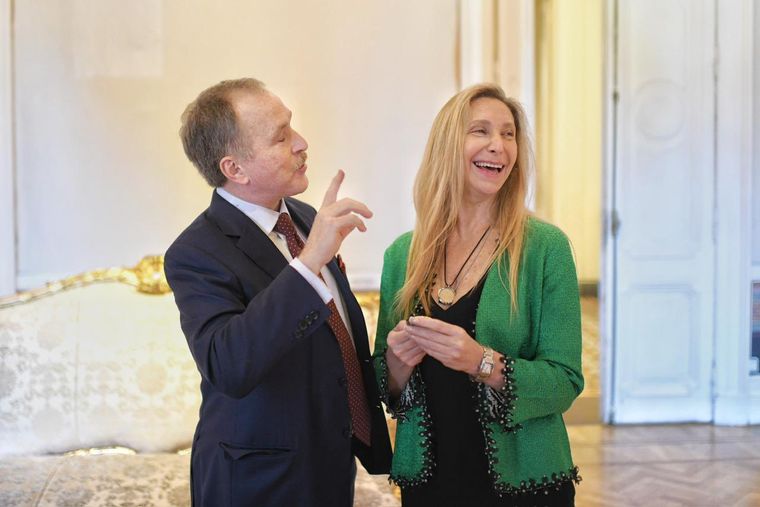 La secretaria General de la Presidencia, Karina Milei, junto al embajador de Estados Unidos, Peter Lamelas, en la Casa Rosada.