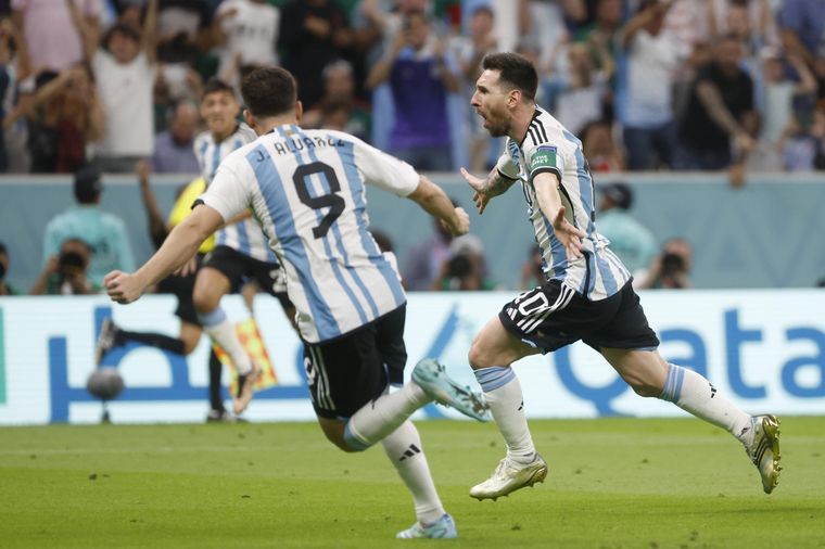 Messi reventó el arco y la Selección argentina festejó en Lusail. Foto: EFE