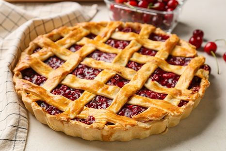 Así se hace la receta de tarta de cerezas más rica. Así se hace la receta de tarta de cerezas más rica.