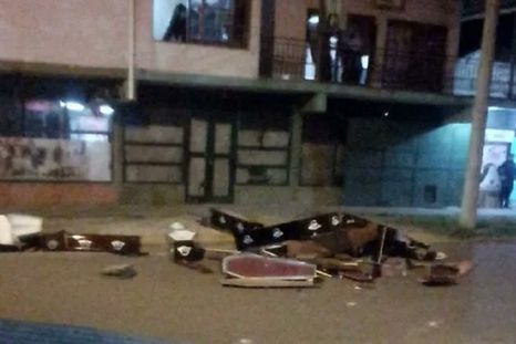 El supuesto hecho generó la reacción de los vecinos que incendiaron una vivienda y la funeraria de la familia del aparente abusador. Foto: X de radio Delta